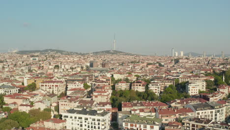 Endlose-Reihen-Von-Häusern-Am-Hang-In-Istanbul-Mit-Neuem-Fernsehturm-Im-Hintergrund,-Antenne-Nach-Vorne-Geneigt