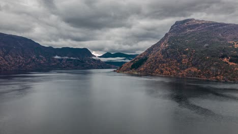 vista aérea del lustrafjorden, noruega