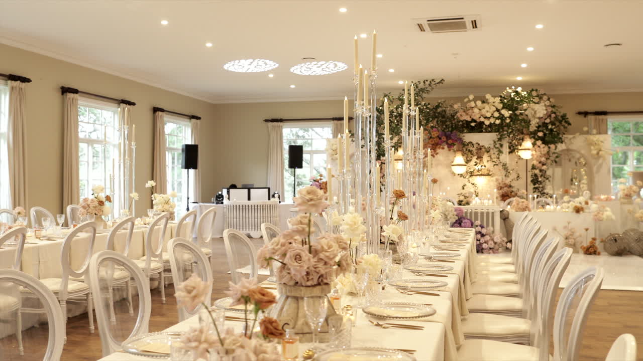 Paneo sobre la elegante decoración de una recepción de boda india.