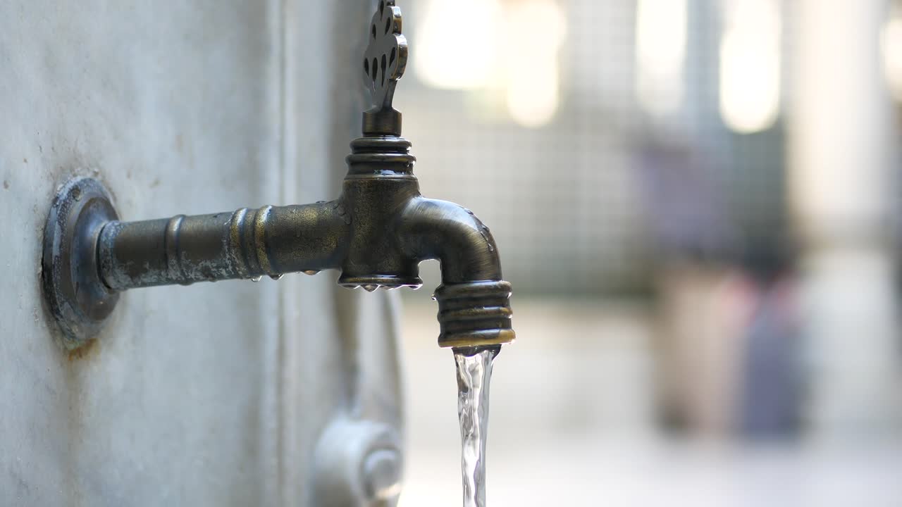 grifo de agua antiguo en un entorno histórico