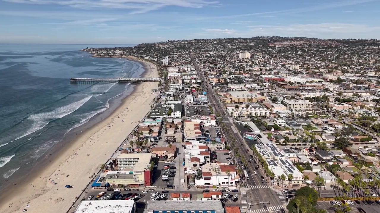 Vista a 360 gradi del quartiere e della costa di Pacific Beach, strade residenziali e comunità balneare che si estende lungo la costa di San Diego, California. Area da La Jolla a Mission Bay.