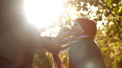 Abuelo-Atando-La-Bufanda-De-Su-Nieta-En-El-Paseo-De-Otoño