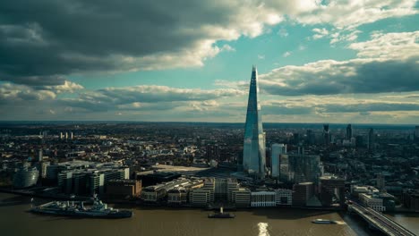 Toma-De-Lapso-De-Tiempo-Del-Paisaje-Urbano-De-Londres-Con-El-Río-Támesis-Y-El-Edificio-De-Fragmentos-Moderno-Durante-Nubes-Místicas-En-Movimiento