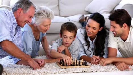 familia extensa jugando al ajedrez