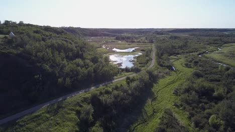 Tipi-En-La-Colina-Con-Vistas-A-La-Antena-Del-Pantano-Del-Humedal-Del-Valle-Del-Río,-Siksika