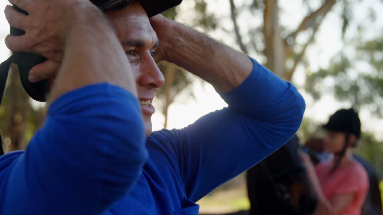 보호 헬 ⁇ 을 착용 한 남자 4k