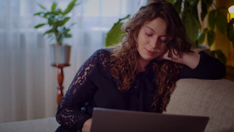 Young-Woman-Reading-Emails-And-Typing-On-Computer-Keyboard-While-Browsing-Social-Media-1