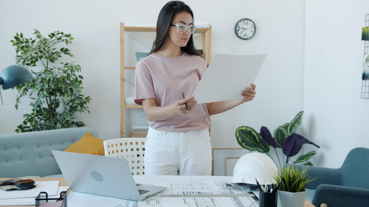 arquitecto revisando los planos