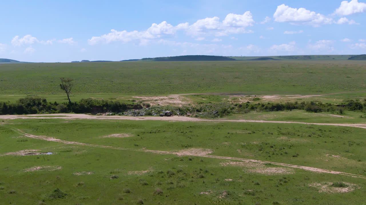 세렝게티에서 화창한 날 동안 아프리카 사바나와 강의 공중