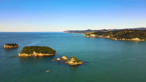 Vista-Aérea-De-Maukaha-Rocks,-Whenuakura-Y-Rawengaiti-Island-Junto-Al-Tranquilo-Mar-Azul-En-Nueva-Zelanda