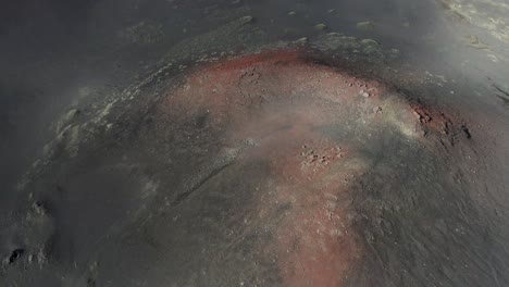 volcán rojo en el campo de lava negra en islandia