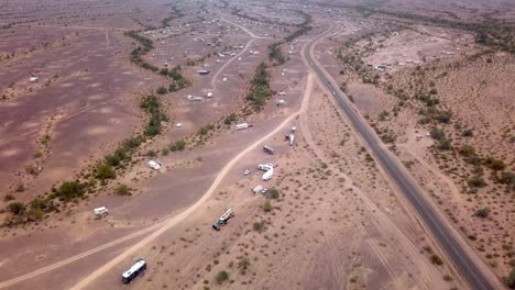 Panorama-Drohnenantenne-Eines-Verstreuten-Campingplatzes-In-Der-Wüste---Quarzit-Az