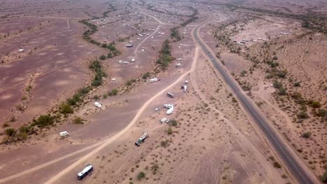 antena panorámica de drones de algunos campamentos dispersos en el desierto - cuarzo az
