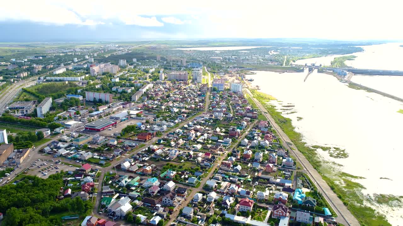 카메라는 구름에 맞서 현대 도시 위를 회전합니다.