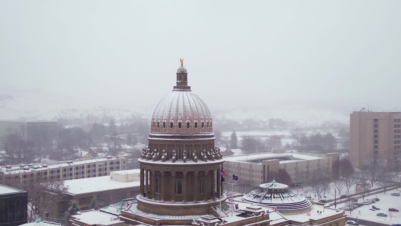 Vista aerea del Campidoglio a Boise, Idaho, con un manto di neve fresca
