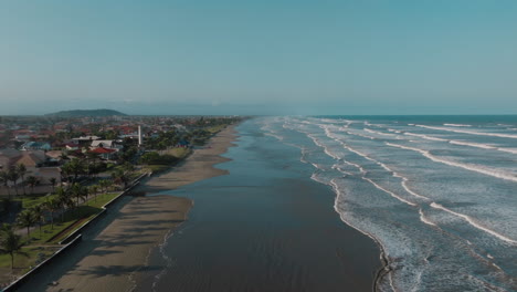 vista aérea de una ciudad costera y una playa