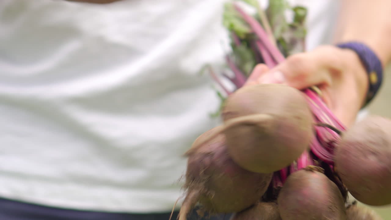hombre escandinavo limpiando la suciedad del nabo vegetal vegano raíz verde fruta patata cocinar saludable cena activa con cebolla remolacha sallad fresco sabroso granjero comida comiendo gran comida de verano a base de plantas