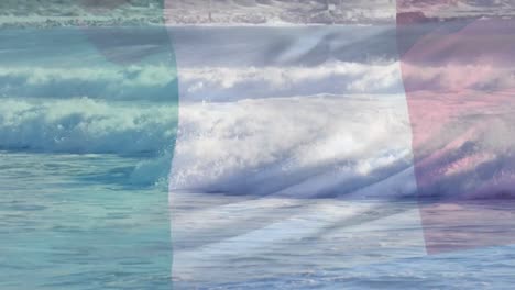 Digitale-Komposition-Der-Italienischen-Flagge,-Die-Vor-Der-Luftaufnahme-Der-Wellen-Im-Meer-Weht