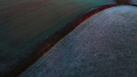 Movimiento-De-Paralaje-Alrededor-De-Un-Seto-A-Lo-Largo-De-Algunos-Campos-Helados-En-Una-Mañana-De-Invierno-Campiña-Inglesa-Reino-Unido