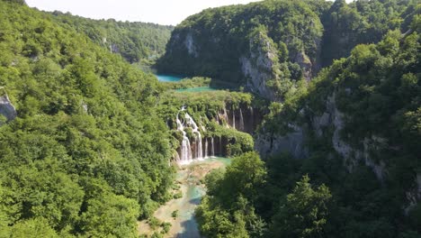 Vista-Superior-Del-Hermoso-Parque-Nacional-De-Los-Lagos-De-Plitvice-Con-Muchas-Cascadas