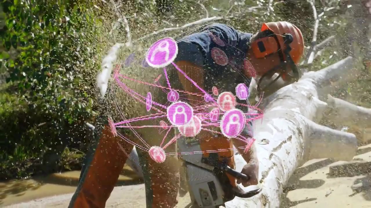 Homem ligando a serra e cortando um tronco pálido, limpando a margem, enquanto uma rede holográfica rosa se centraliza sobre o corte.