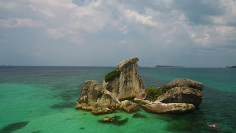 chunks-of-rock-at-low-tide