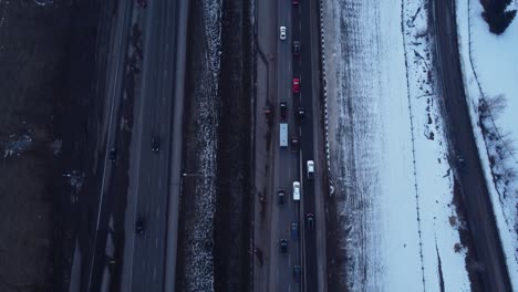 Aufschlussreiche-Luftaufnahme-Der-Schneebedeckten-Kanadischen-Berge:-Drohnenaufnahmen-Von-Winterstraßen