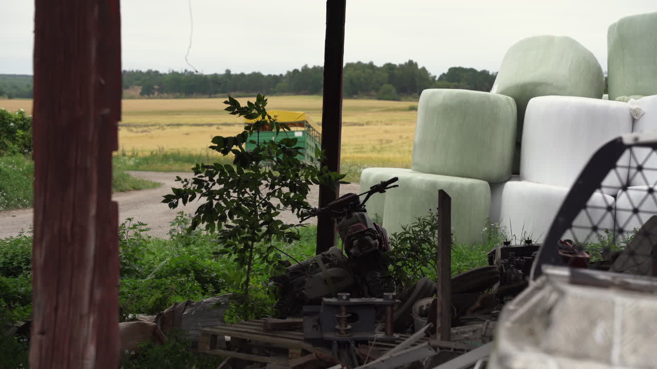 средний снимок ом шаров сена и мусора на ферме