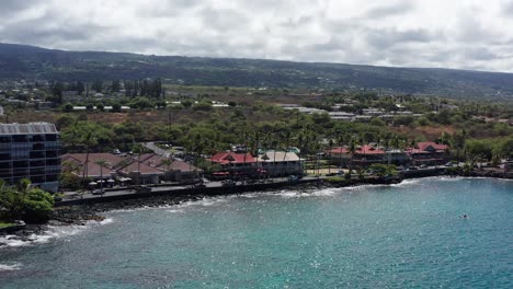 Toma-Panorámica-Aérea-De-Primer-Plano-Del-Histórico-Paseo-Marítimo-De-Kailua-kona-En-La-Isla-Grande-De-Hawaii