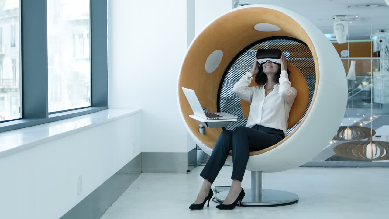 mujer de negocios de contenido en auriculares vr
