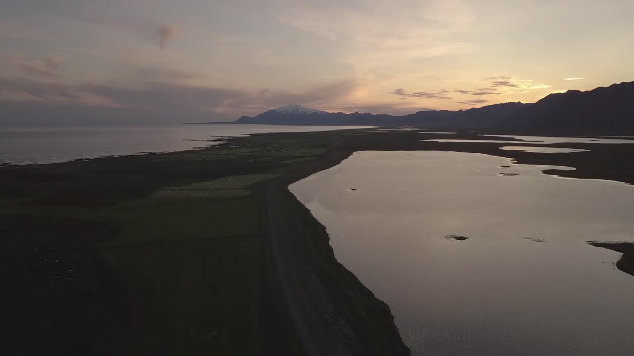 아이슬란드 스내펠스니스 반도에서 흐린 여름 일몰 동안 호수, 바다, 산, 스내펠스 화산의 항공 영상