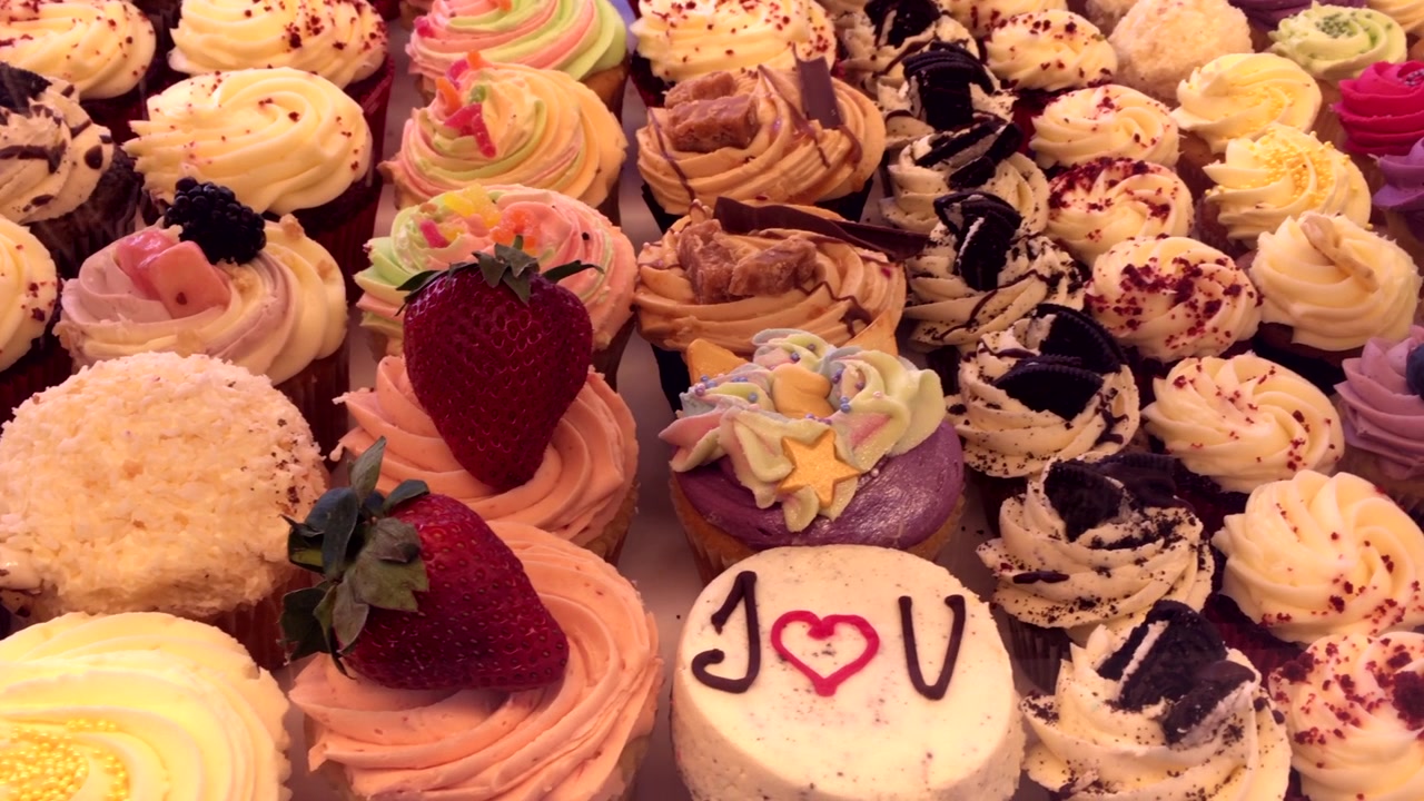 La telecamera inquadra una selezione di cupcake colorati