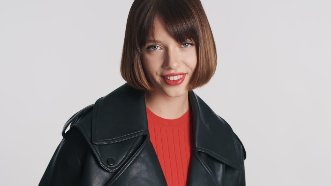 아름다운 여자가 스튜디오에서 포즈를 취하고 있습니다.