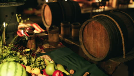 un banquete rústico con comida y bebidas variadas en una mesa de madera