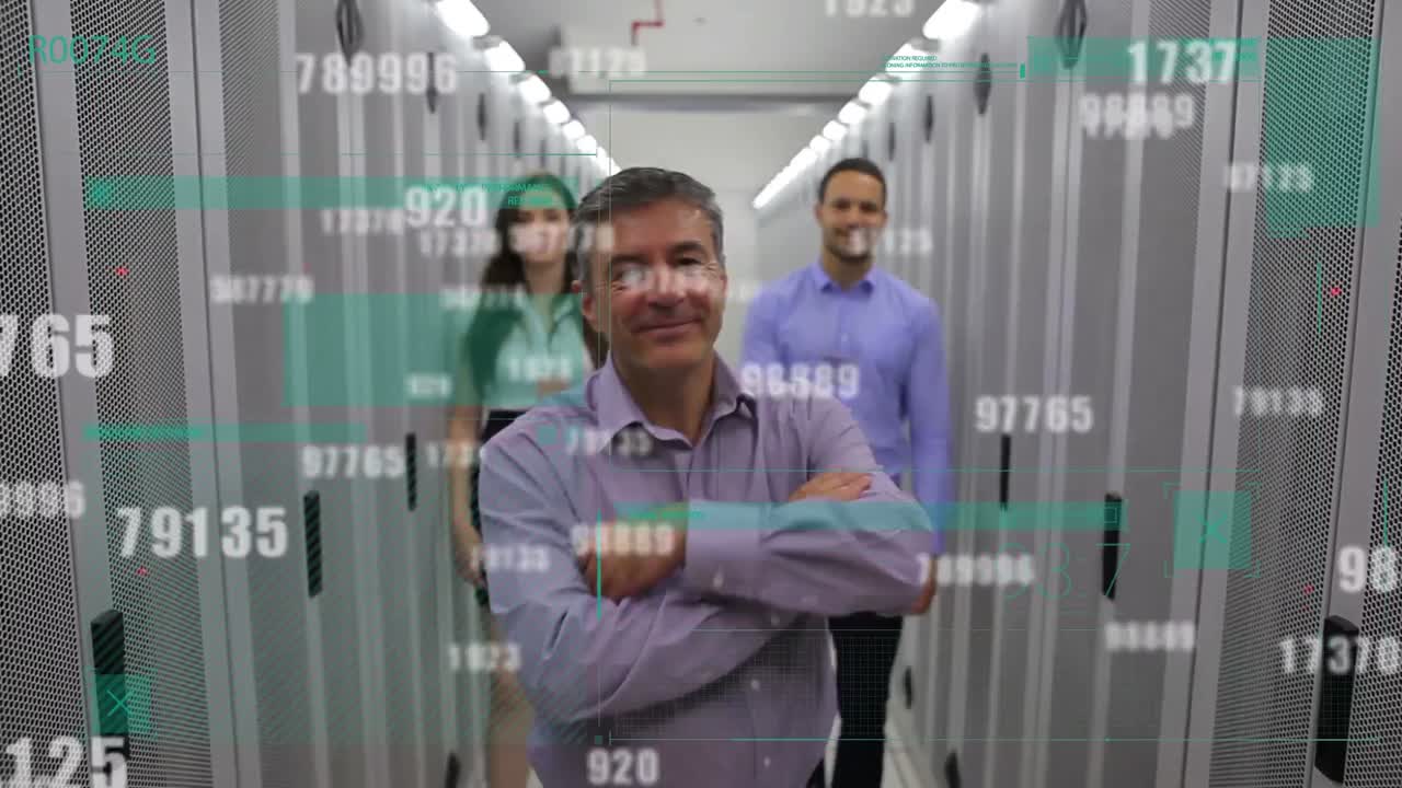 animación del procesamiento de datos sobre trabajadores caucásicos en la sala de servidores