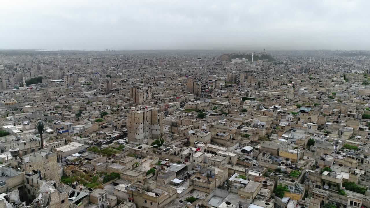 구름이 가득한 하늘 아래의 알레포의 파노라마 뷰 - 시리아 도시의 건물과 집을 지평선 전체에서 볼 수 있습니다 - 드론 4k로 공중 뷰