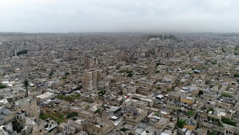vista panorámica de alepo bajo un cielo nublado. podemos ver los edificios y casas de la ciudad siria en todo el horizonte - vista aérea con un dron 4k
