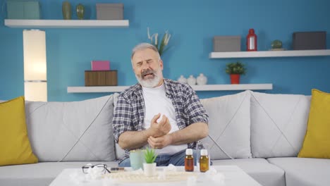 hombre con dolor en la muñeca.