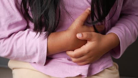 niño con dolor de estómago