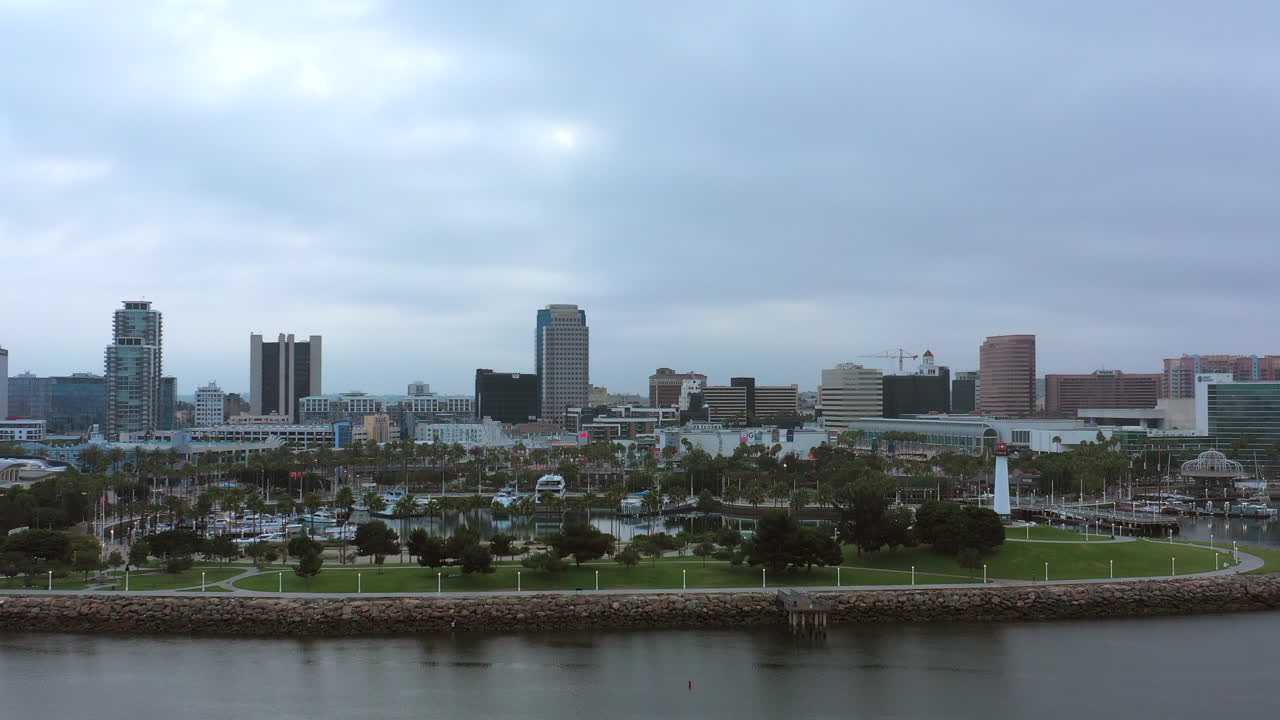 해안선 산책로와 긴 해변의 도시 스카이라인 - 해안선을 따라 보이는 바다의 공중 전망