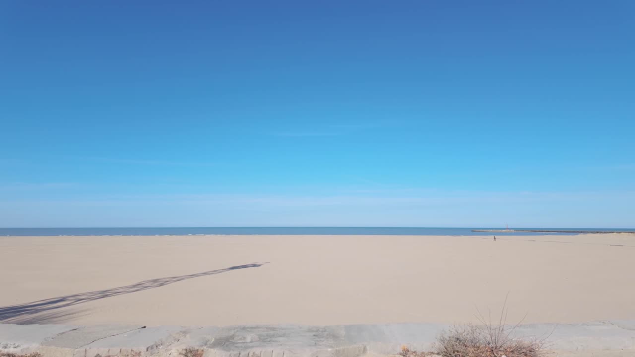 Aamunäkymä tyhjältä Montrose Beachiltä Michiganjärven rannalla Chicagossa.