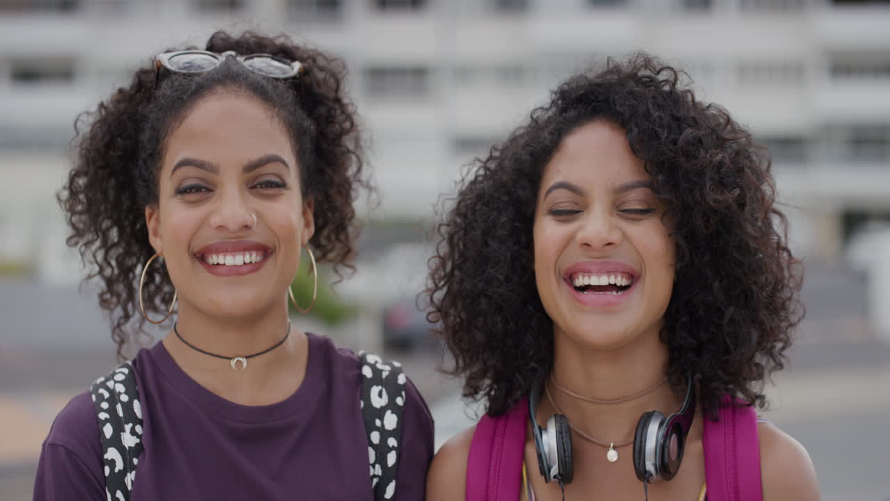 retrato de hermosas jóvenes hermanas gemelas hispanas riendo juntas animadas hermanas disfrutando del estilo de vida de vacaciones en la ciudad urbana con un estilo de cámara lenta