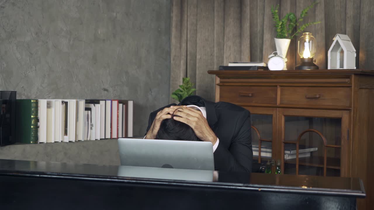 슬픈 비즈니스 중동 사람, ceo 밤에 집에서 늦게 일하는 사람, 컴퓨터 노트북 노트북 문제에 대해 생각하고 격리 상태에서 우울증을 고 있습니다.