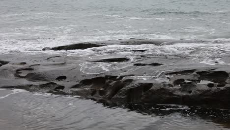 Olas-Del-Océano-Rompiendo-Sobre-Rocas-Costeras-De-Una-Manera-Dura