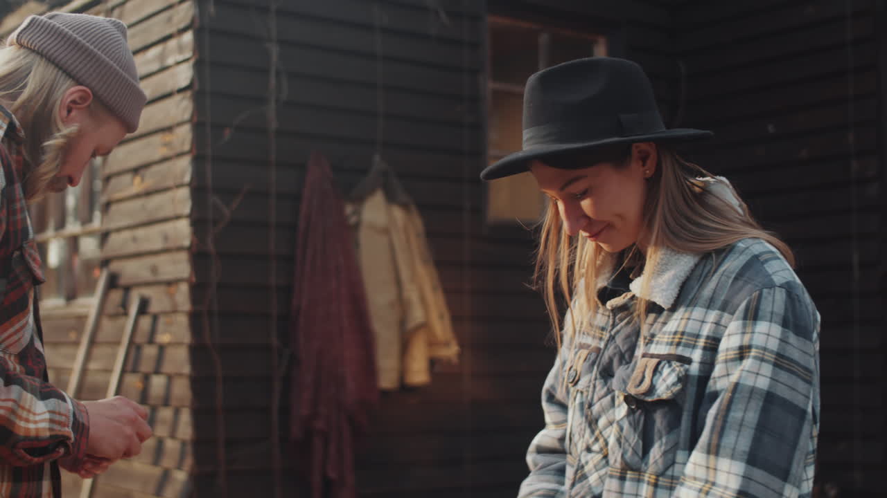 mujer preparando verduras para cocinar en la barbacoa