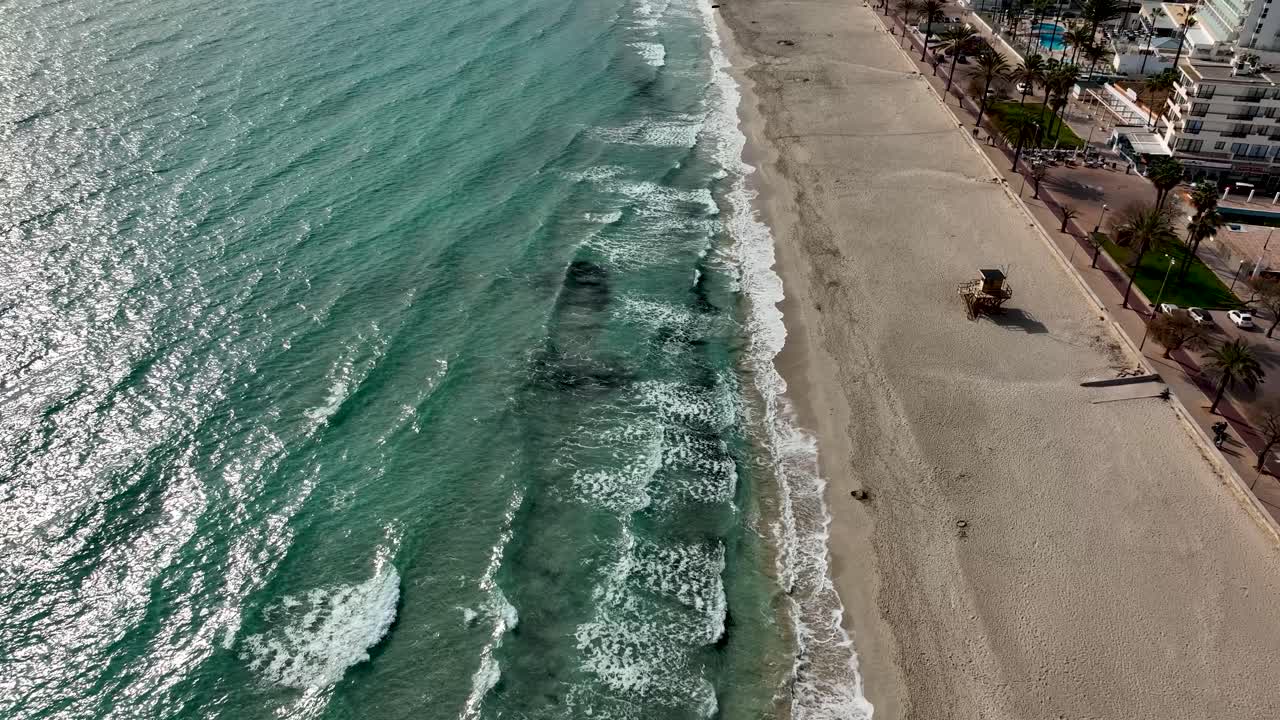 volar sobre la playa con olas