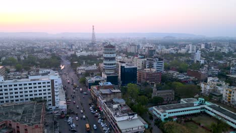 Luftaufnahme-Der-Stadt-Jaipur-In-Indien-Mit-Dem-Hotel-Om-Tower-Auf-Der-Skyline