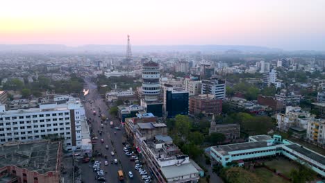 vista aérea de la ciudad de jaipur en la india con el hotel om tower en el horizonte