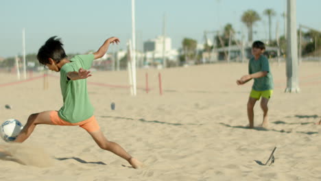 Totale-Aufnahme-Eines-Jungen,-Der-Den-Ball-Abräumt,-Während-Er-Mit-Einem-Freund-Fußball-Spielt