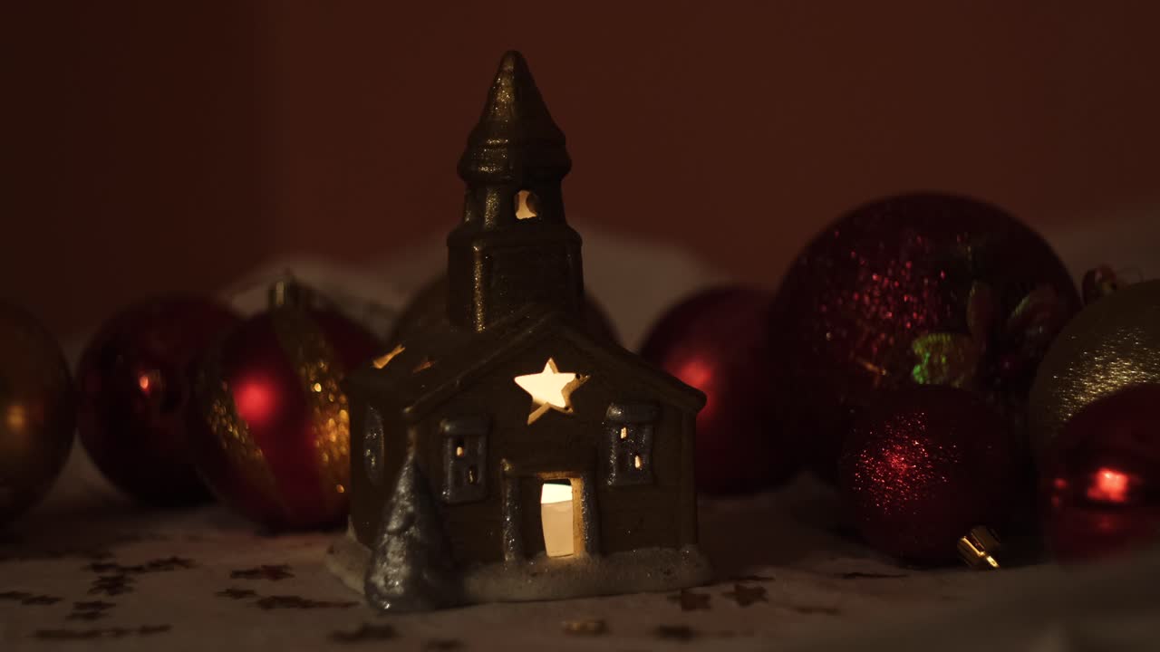Chiesetta natalizia in miniatura decorata con ornamenti